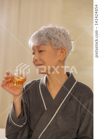 老年人喝威士忌 老年人喝威士忌 141424954