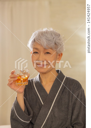 老年人喝威士忌 老年人喝威士忌 141424957