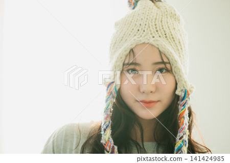 一位戴著針織帽的女士的肖像 一位戴著針織帽的女士的肖像 141424985