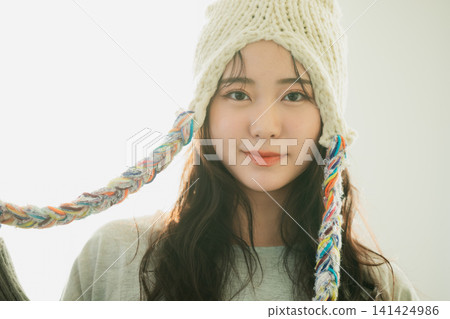 一位戴著針織帽的女士的肖像 一位戴著針織帽的女士的肖像 141424986