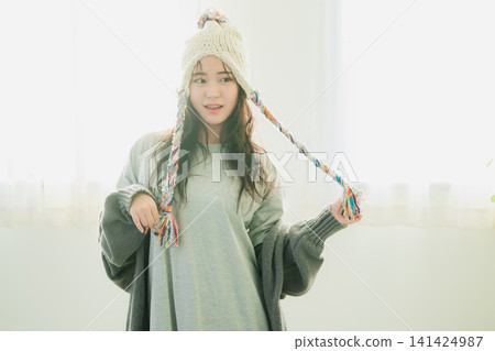 一位戴著針織帽的女士的肖像 一位戴著針織帽的女士的肖像 141424987