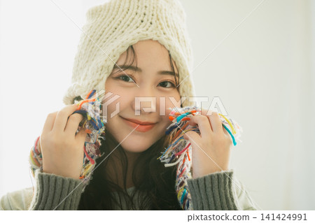 一位戴著針織帽的女士的肖像 141424991