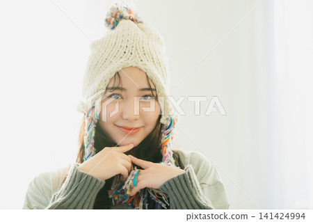 一位戴著針織帽的女士的肖像 141424994