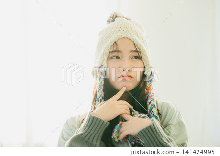 一位戴著針織帽的女士的肖像 141424995