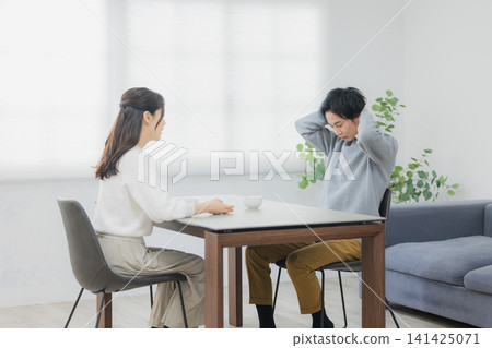 一個戰鬥的男人和女人 一個戰鬥的男人和女人 141425071
