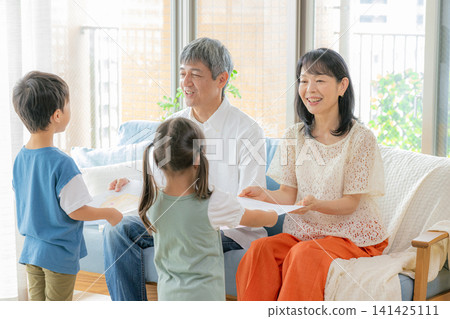 A grandchild gives a portrait as a gift for Respect for the Aged Day. 141425111