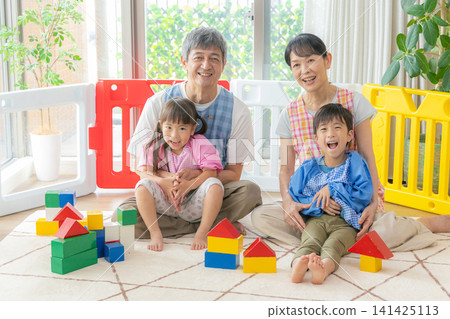 一位經驗豐富的資深幼教工作者和一個孩子 一位經驗豐富的資深幼教工作者和一個孩子 141425113