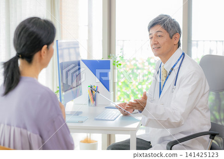 Senior woman receiving medical treatment and doctor Senior woman receiving medical treatment and doctor 141425123