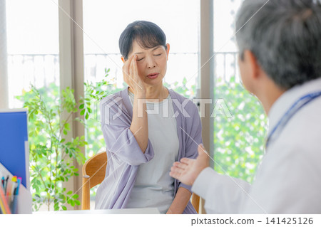 Senior woman receiving medical treatment and doctor Senior woman receiving medical treatment and doctor 141425126