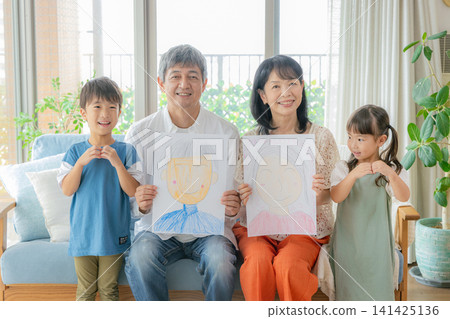 A grandchild gives a portrait as a gift for Respect for the Aged Day. 141425136