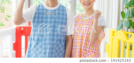 打膽的姿勢的托兒所老師 141425143