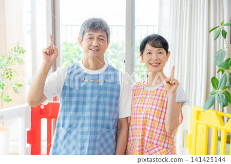 打膽的姿勢的托兒所老師 141425144