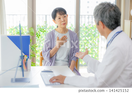 Senior woman receiving medical treatment and doctor Senior woman receiving medical treatment and doctor 141425152