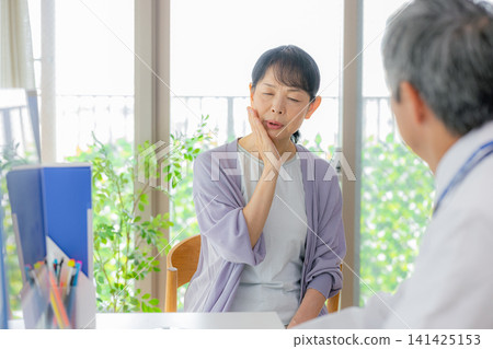 Senior woman receiving medical treatment and doctor 141425153