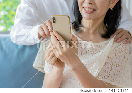 操作智能手機的資深夫婦 141425161