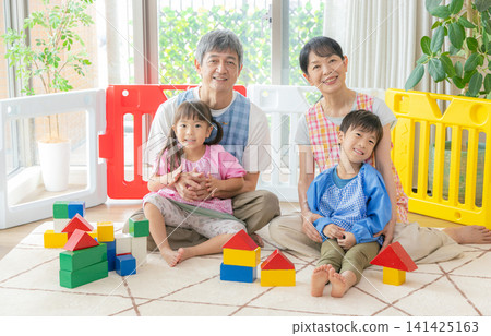 一位經驗豐富的資深幼教工作者和一個孩子 一位經驗豐富的資深幼教工作者和一個孩子 141425163