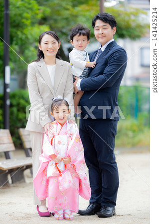 年輕家庭,父母與孩子,七五三節(日本傳統兒童節日),戶外,家庭 年輕家庭,父母與孩子,七五三節(日本傳統兒童節日),戶外,家庭 141425214