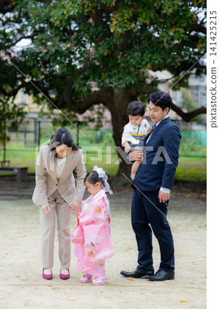 Young family, parent and child, Shichi-Go-San (traditional Japanese festival for children), outdoors, family Young family, parent and child, Shichi-Go-San (traditional Japanese festival for children), outdoors, family 141425215