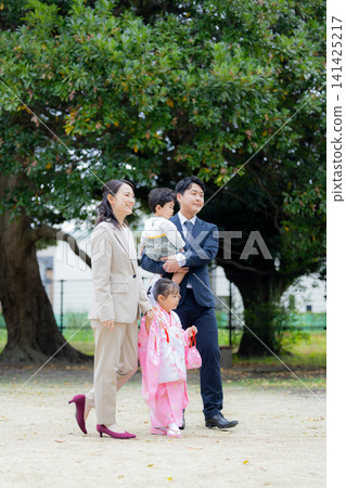 Young family, parent and child, Shichi-Go-San (traditional Japanese festival for children), outdoors, family Young family, parent and child, Shichi-Go-San (traditional Japanese festival for children), outdoors, family 141425217
