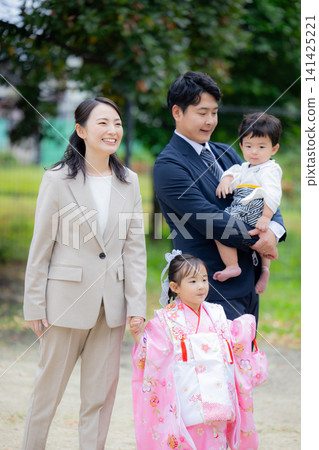 年輕家庭,父母與孩子,七五三節(日本傳統兒童節日),戶外,家庭 年輕家庭,父母與孩子,七五三節(日本傳統兒童節日),戶外,家庭 141425221