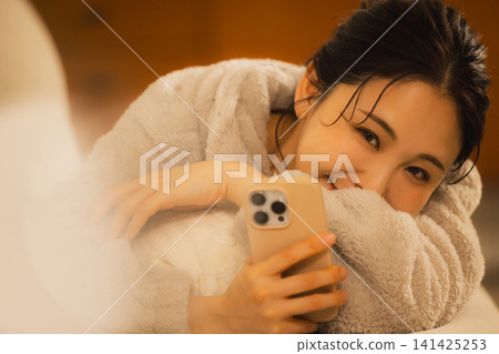 觀看夜智能手機的婦女 觀看夜智能手機的婦女 141425253