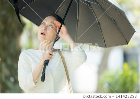資深婦女遮陽簾 資深婦女遮陽簾 141425258