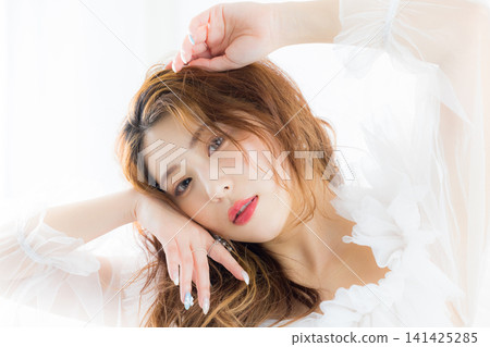 一位戴著彩色隱形眼鏡的女士 一位戴著彩色隱形眼鏡的女士 141425285