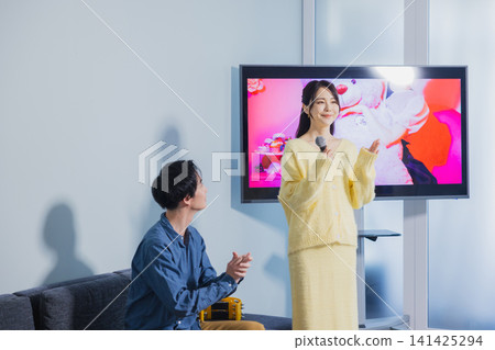 一男一女在唱卡拉OK 一男一女在唱卡拉OK 141425294