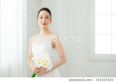 穿著白色洋裝的年輕女子 穿著白色洋裝的年輕女子 141425320