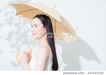 拿著遮陽傘的婦女 141425330