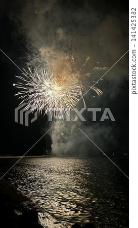 海洋博覽公園夏季節期間,夜間海上燃放了煙火。 海洋博覽公園夏季節期間,夜間海上燃放了煙火。 141425382