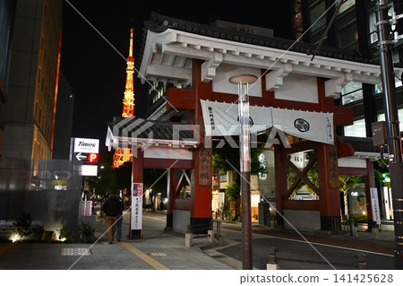 東京,夜幕下的增上寺正門和東京鐵塔 東京,夜幕下的增上寺正門和東京鐵塔 141425628