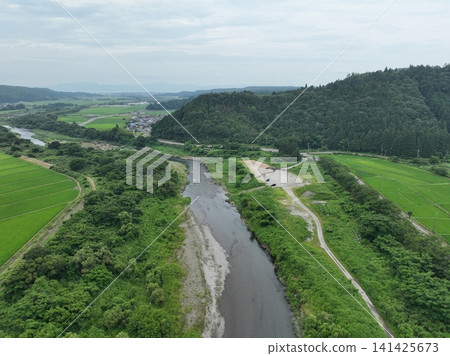 [Aerial view] The clear waters of the Azumigawa River and the summer scenery of the Azumigawa Riverside 141425673
