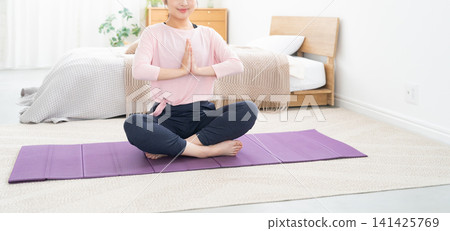 冥想瑜伽的女性 冥想瑜伽的女性 141425769