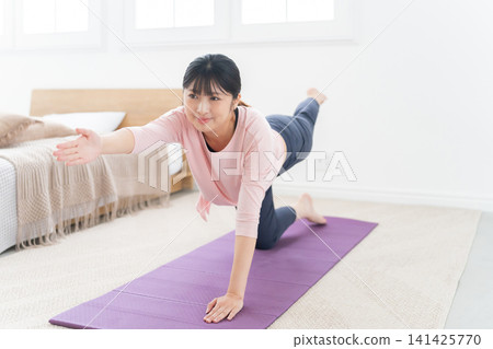 一名女子正在進行獵犬式核心訓練。 一名女子正在進行獵犬式核心訓練。 141425770