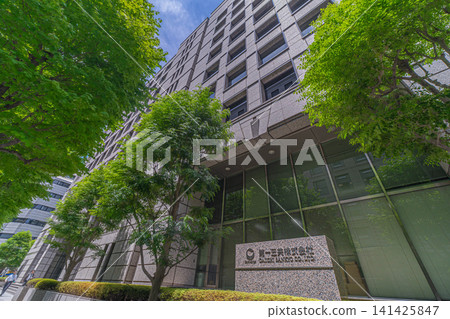 第一三共株式會社總部大樓外觀及鬱鬱蔥蔥的街道樹木 [東京都中央區日本橋本町] 141425847