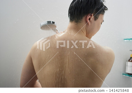 二十多歲的男人在洗澡 二十多歲的男人在洗澡 141425848