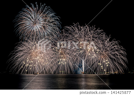 絢麗的煙火照亮夜空:2026年和賀浦煙火節 絢麗的煙火照亮夜空:2026年和賀浦煙火節 141425877