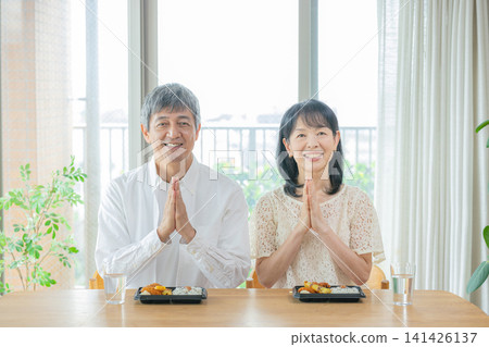 一對老年夫婦正在吃午餐 141426137