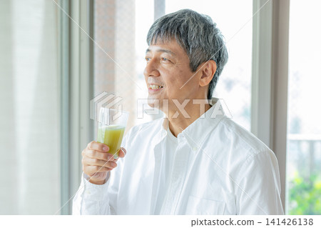 男性喝綠汁 141426138