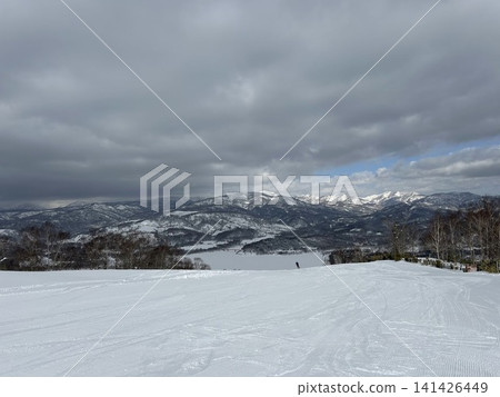 白雪皚皚的滑雪場和起伏的山脈——這就是北海道壯麗的冬季自然風光。 141426449