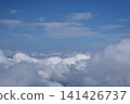 一座山峰漂浮在雲海之上 141426737