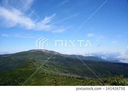藍天白雲，山脊步道蜿蜒而行 141426738