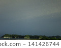 夏日大海中漂浮的雲朵 141426744