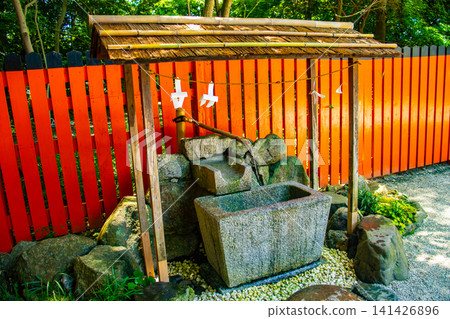 河合神社是女性的守護神,提供以下方面的祝福:美麗、平安分娩、育兒、姻緣、學業成功和長壽。 河合神社是女性的守護神,提供以下方面的祝福:美麗、平安分娩、育兒、姻緣、學業成功和長壽。 141426896