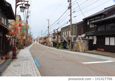 為慶祝七夕節而裝飾一新的稻見町(富山縣南東市縣道27號) 為慶祝七夕節而裝飾一新的稻見町(富山縣南東市縣道27號) 141427766