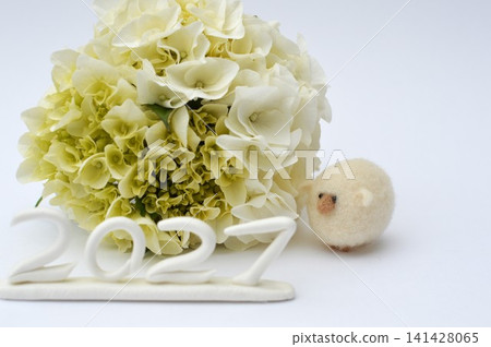 New Year's greeting card material featuring cream-colored hydrangeas and felt sheep. New Year's greeting card material featuring cream-colored hydrangeas and felt sheep. 141428065
