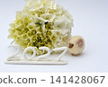 New Year's greeting card material featuring cream-colored hydrangeas and felt sheep. 141428067