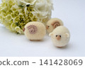 New Year's greeting card material featuring cream-colored hydrangeas and felt sheep. 141428069