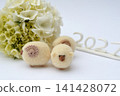 New Year's greeting card material featuring cream-colored hydrangeas and felt sheep. 141428072